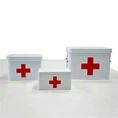 Boîte de premiers secours en métal blanc